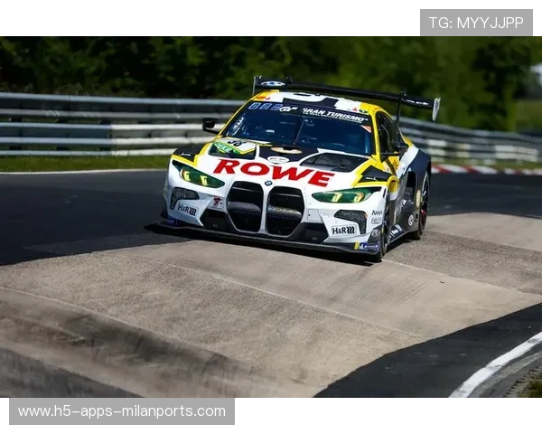 赛车冲出赛道飞上草坡，全场惊呼