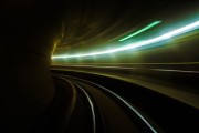 “武汉马拉松：赛道上的英雄，速度与毅力并行”